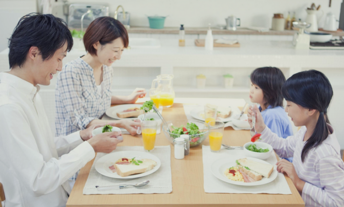 A Family that Eats Together, Stays Together: Why Family Meal Time Is ...